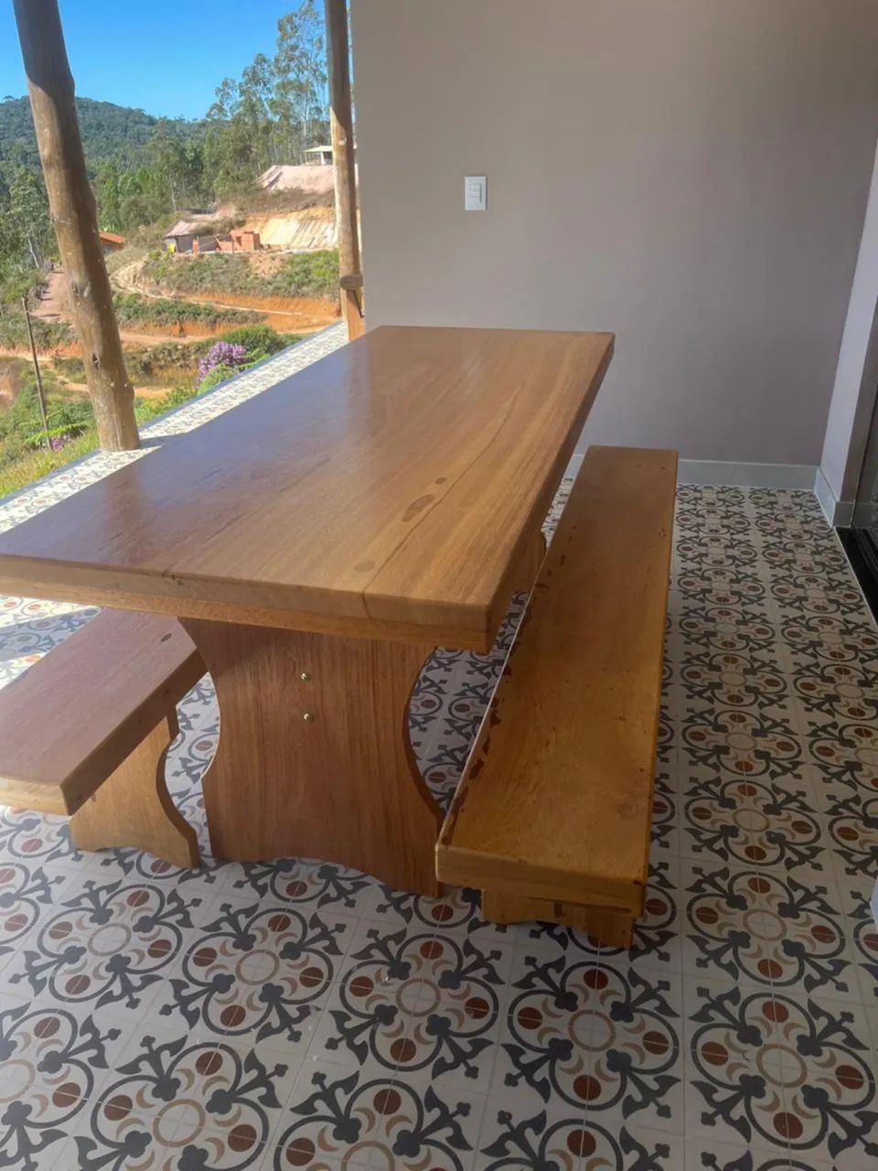 Mesa angelim pedra 2metros X 80cm com 2 bancos 
