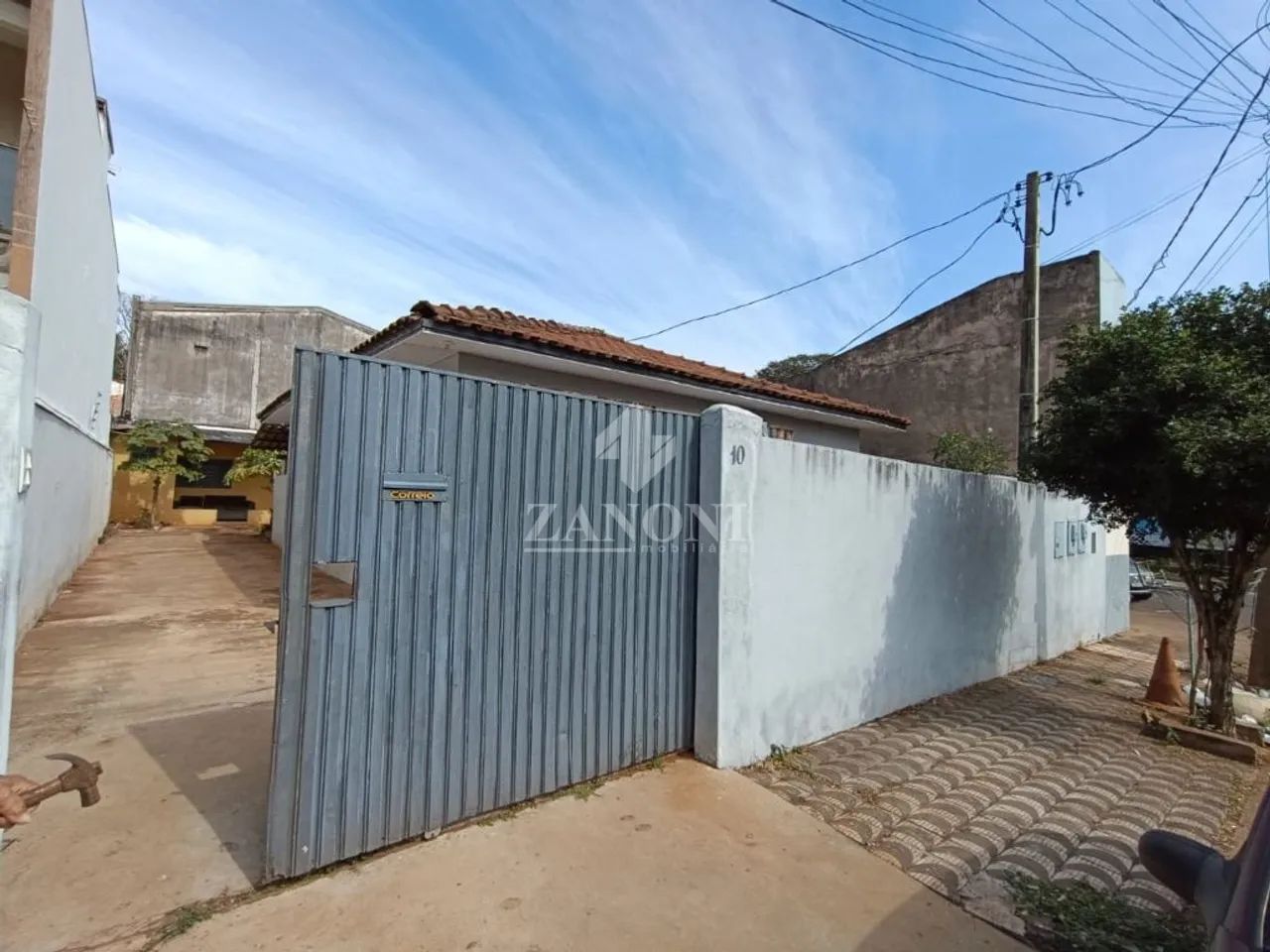 Aluga-se, casa Frente com dois quartos , casa dos fundos com dois quartos sendo uma suite.