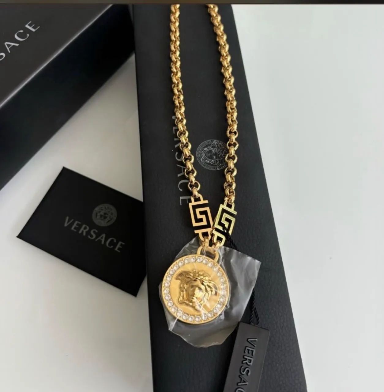 Colar versace Medusa dourado  - Foto 2