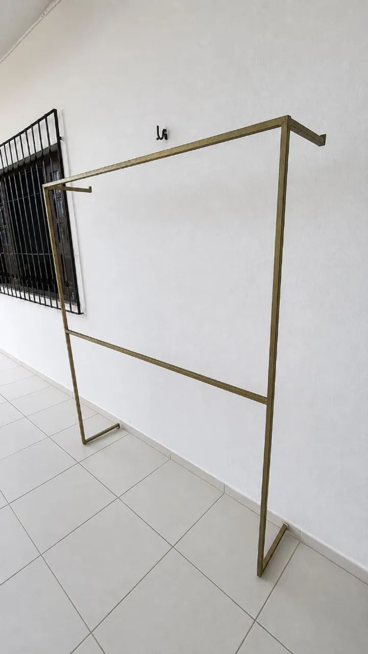 Arara de roupas dourado - Foto 3