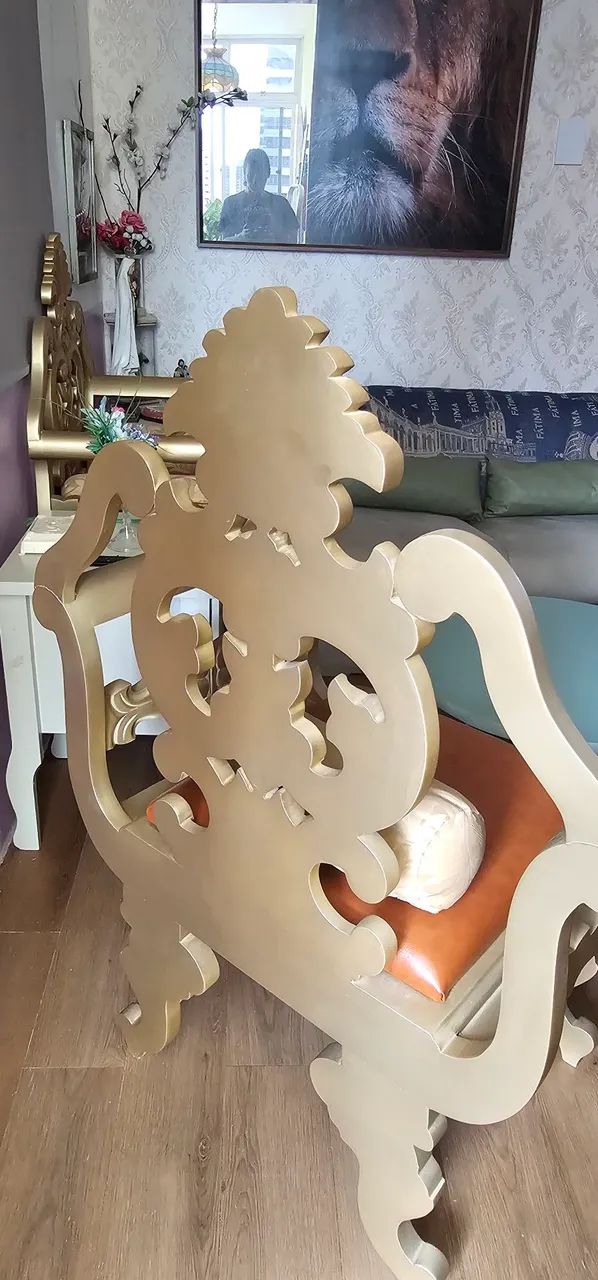 2 Cadeiras / Trono Imponente em Dourado com Assento Estofado e Almofada Cilindrica - Foto 2