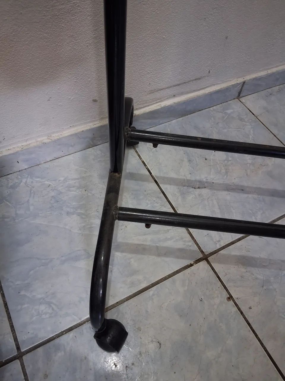 Arara de roupas de metal - Foto 2