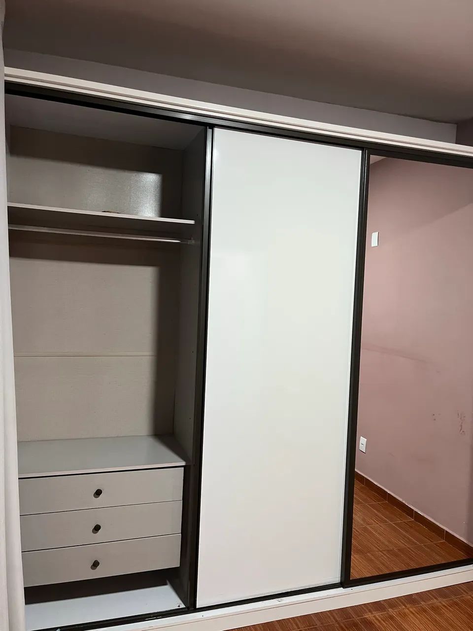 Guarda-roupa casal com espelho