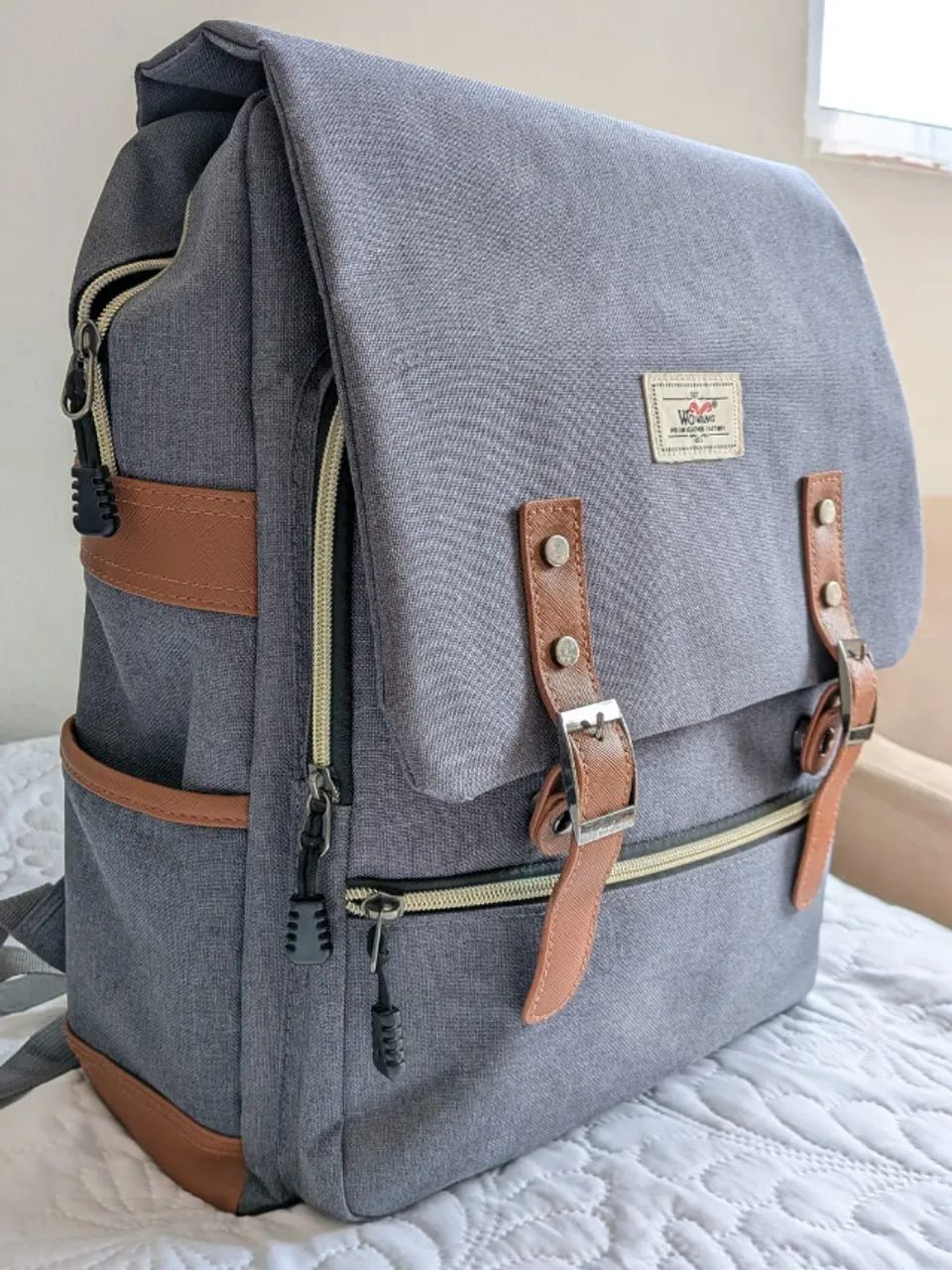 Mochila wowang cinza com detalhes em caramelo