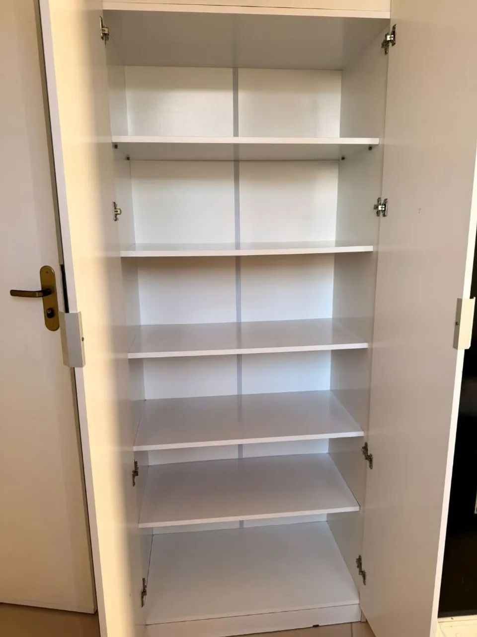 Sapateira com portas de espelho 