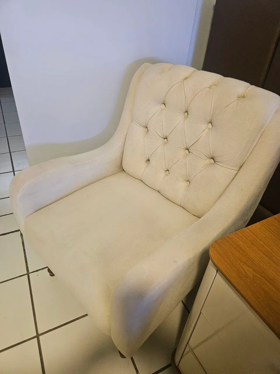 POLTRONA CONFORTÁVEL EM SUEDE BEGE - Foto 3