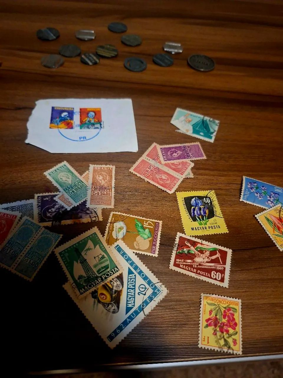 Moedas selos e ficha telefônica antiga  - Foto 2