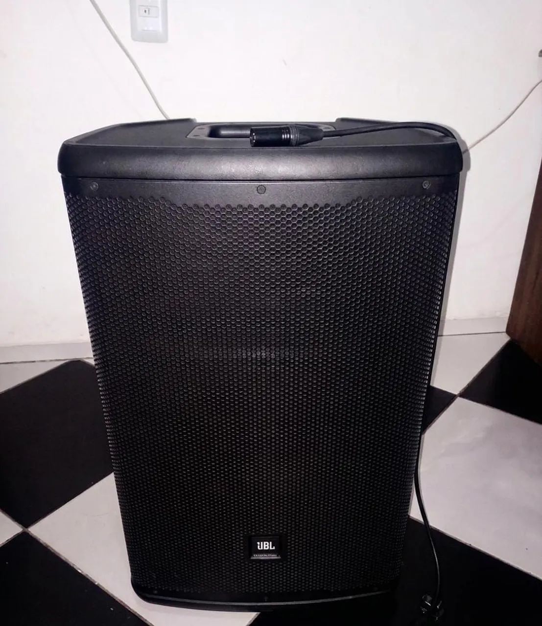 Caixa ativa JBL EON 715