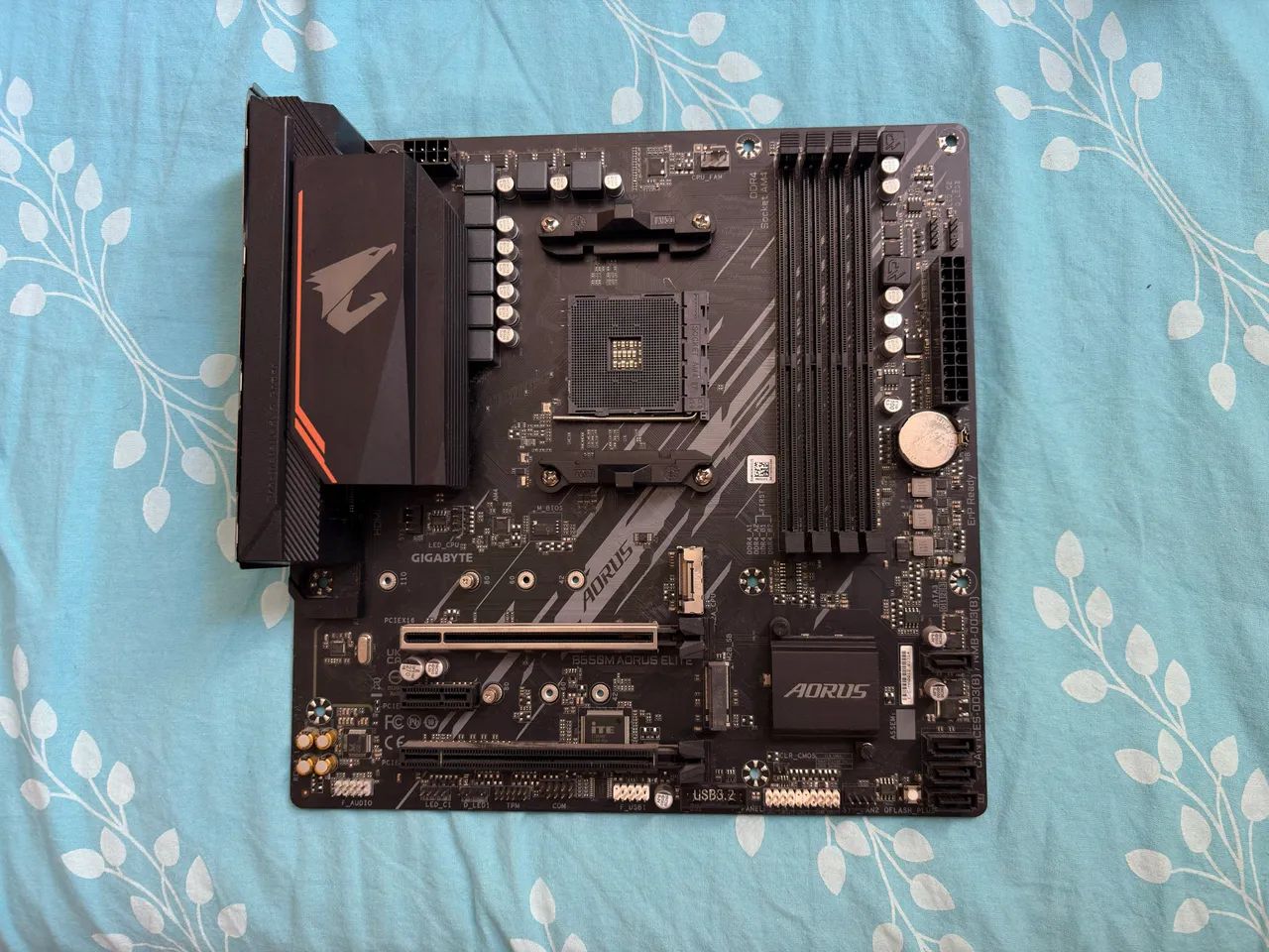 Placa mãe Gigabyte B550M AORUS Elite Rev. 1.1 - Foto 2