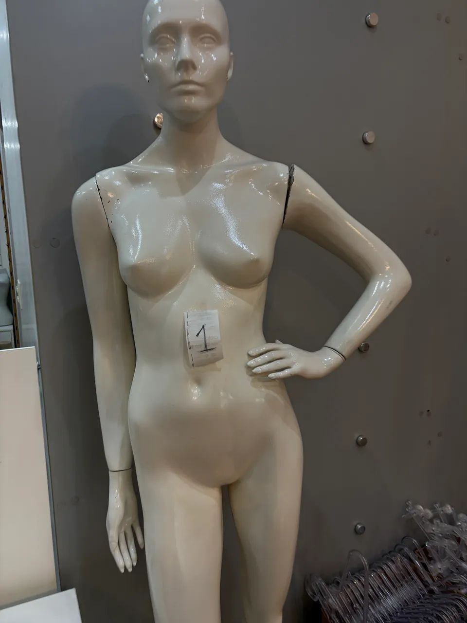 Manequim feminino em fibra