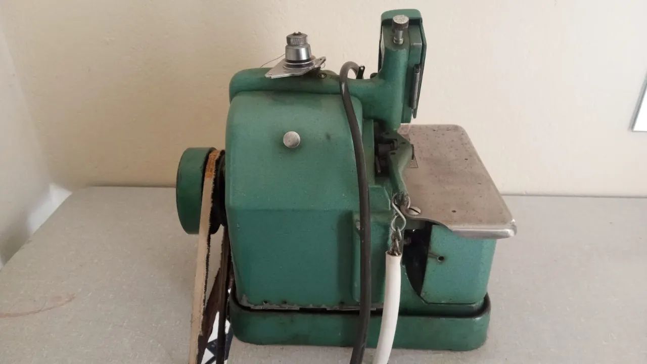 Maquina overlock  com mesa e motor  - Foto 2