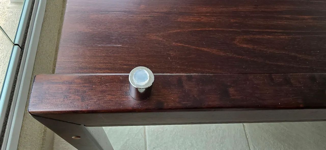 Mesa  de madeira com tampo de vidro e 4 cadeiras estofadas - Foto 5