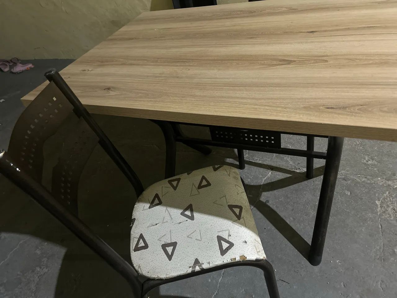 Mesa de Jantar com 2 cadeiras - ótimo estado! - Foto 2