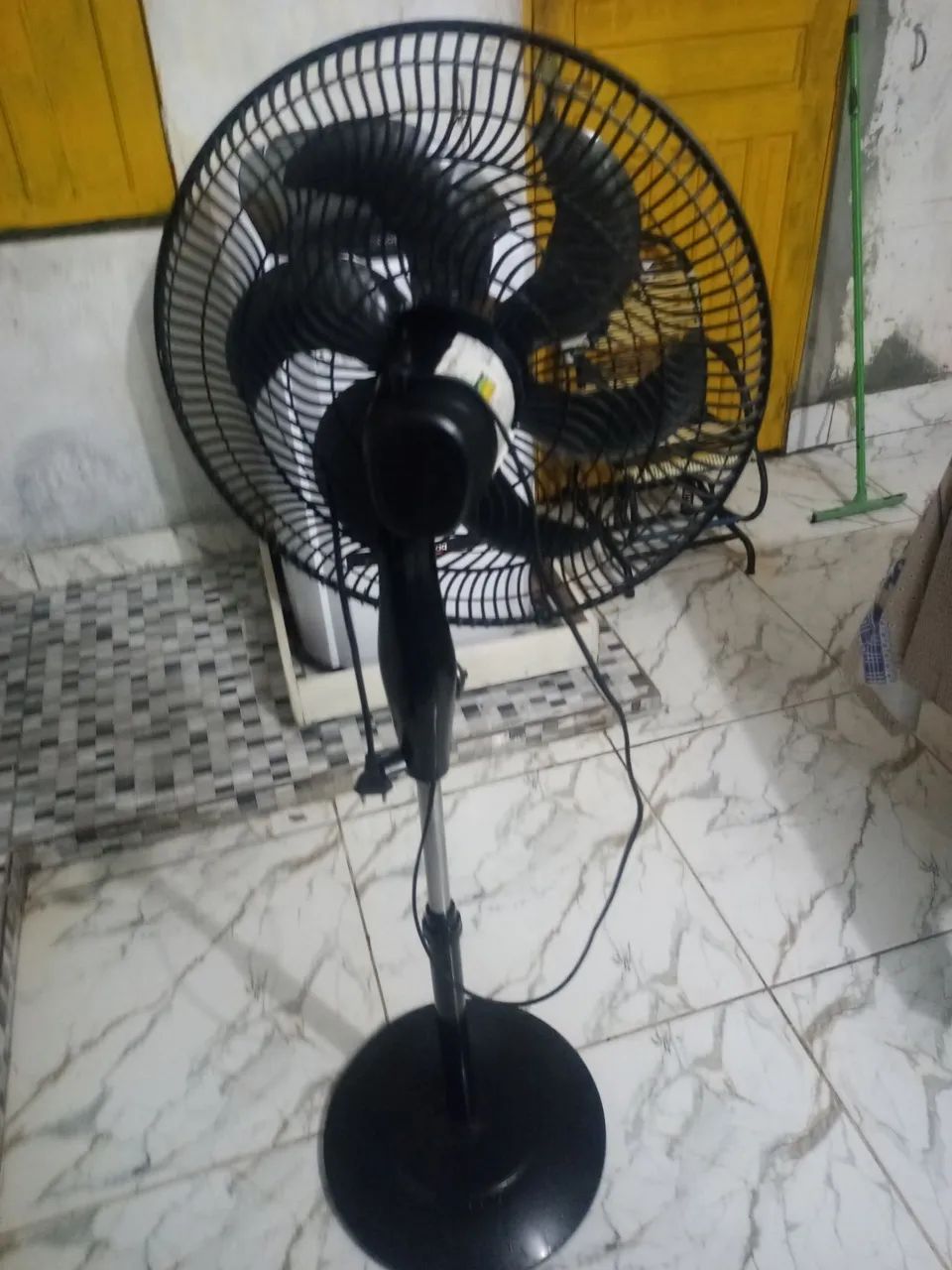 O ventilador de pé - Foto 2