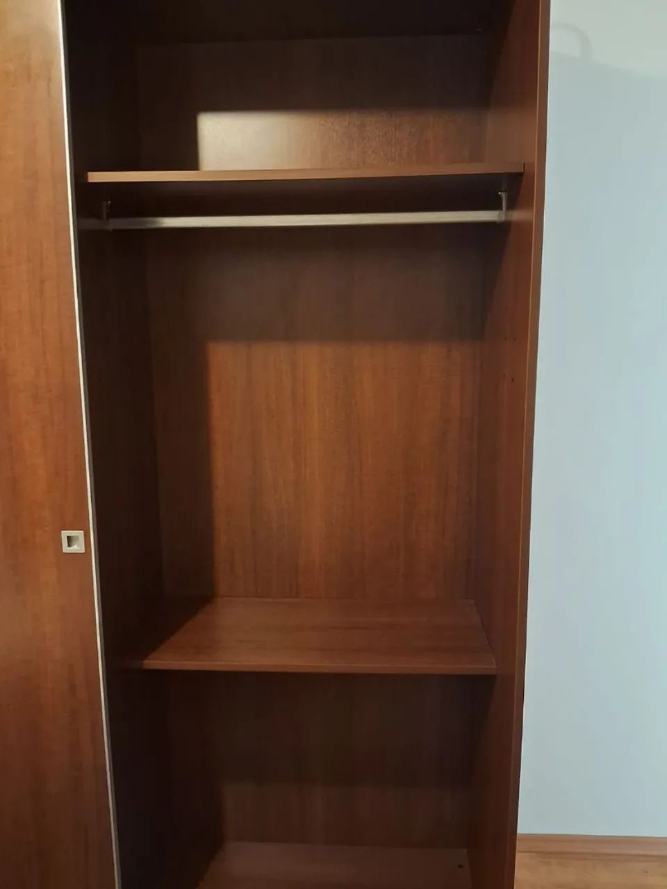 Guarda-roupa de casal grande - portas de correr  com espelho - Foto 4
