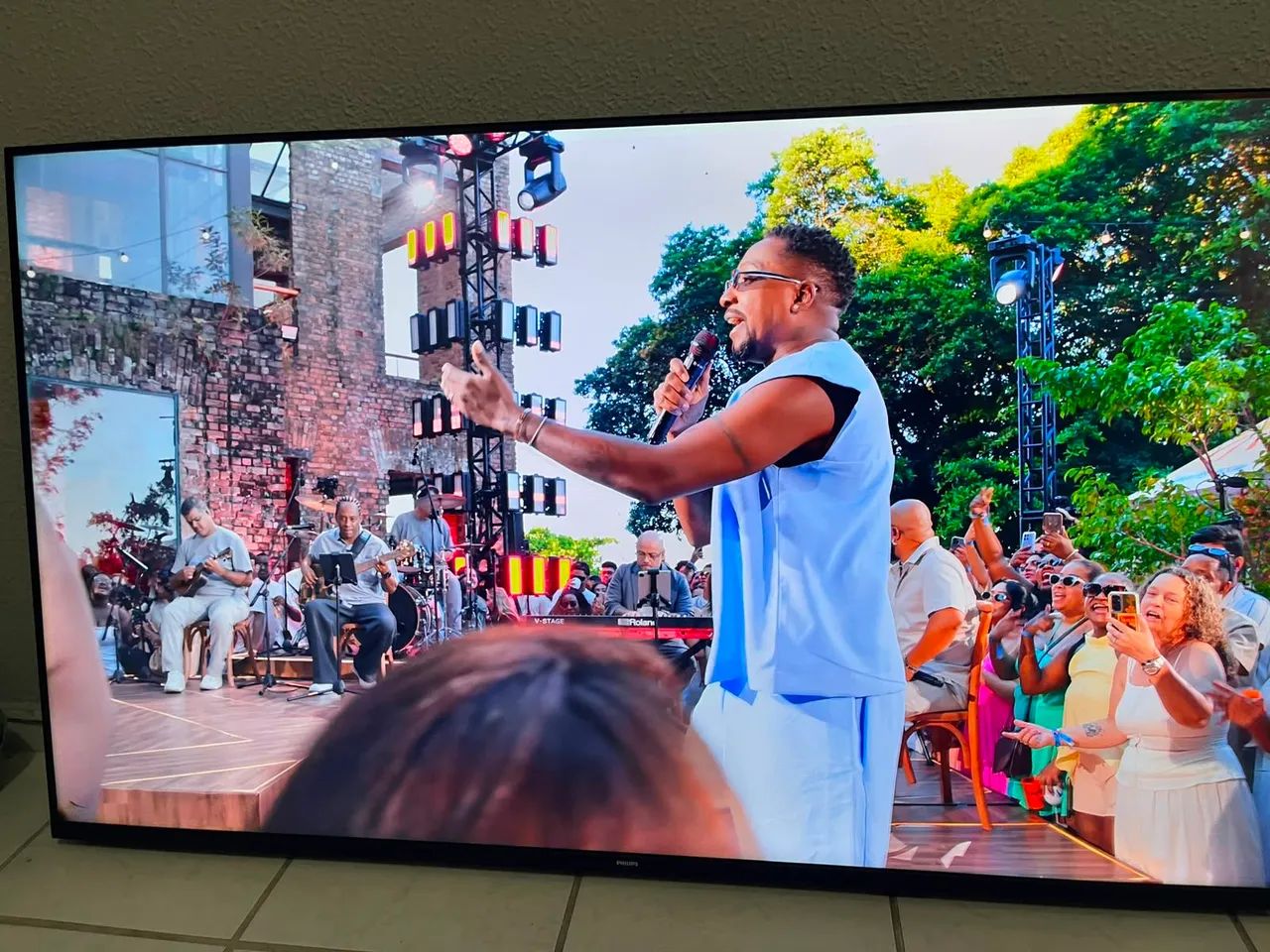 Vendo televisão 65 polegadas c risco do lado preto mais não interfere nada 