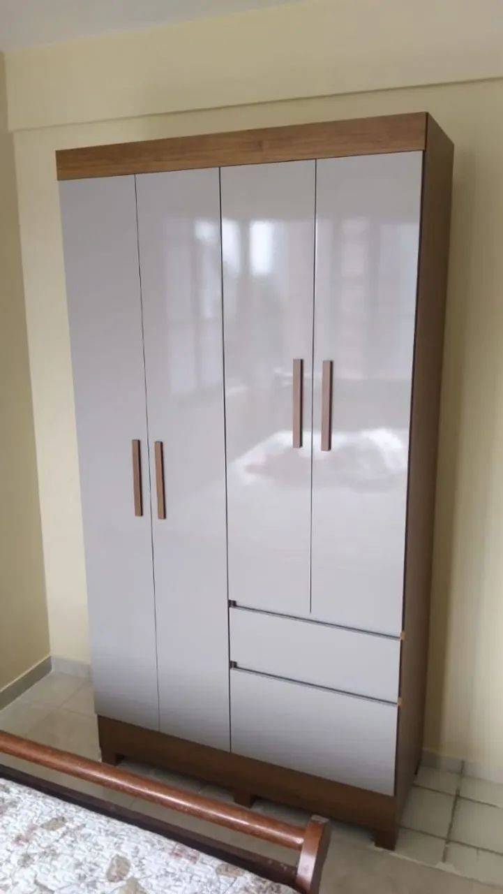 Guarda-roupa espaçoso solteiro 