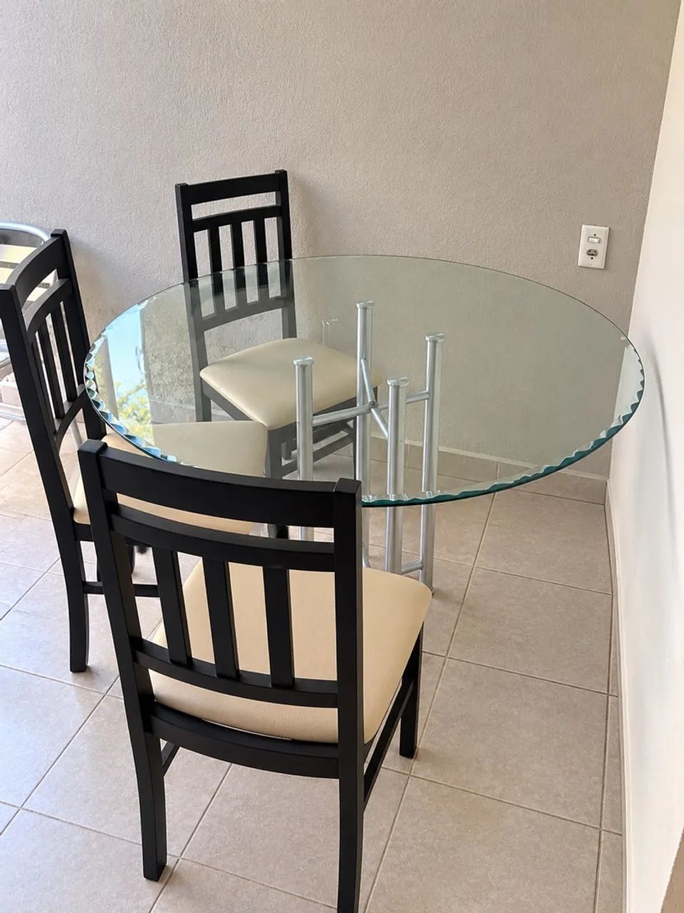 Mesa com 4 cadeiras 