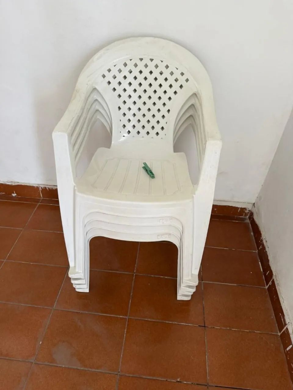 Jogo de Mesa Oitavada + 8 Cadeiras de Plástico Brancas - Kit Completo - Foto 3