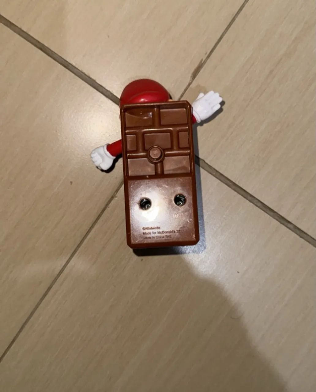 boneco do Mario sentado no bloco, colecionável McDonald's de 2017 - Foto 2
