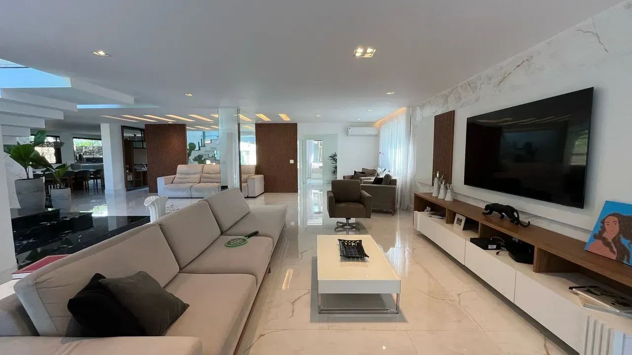 CASA DUPLEX COM 374m² DE ÁREA CONSTRUÍDA, 6 SUÍTES