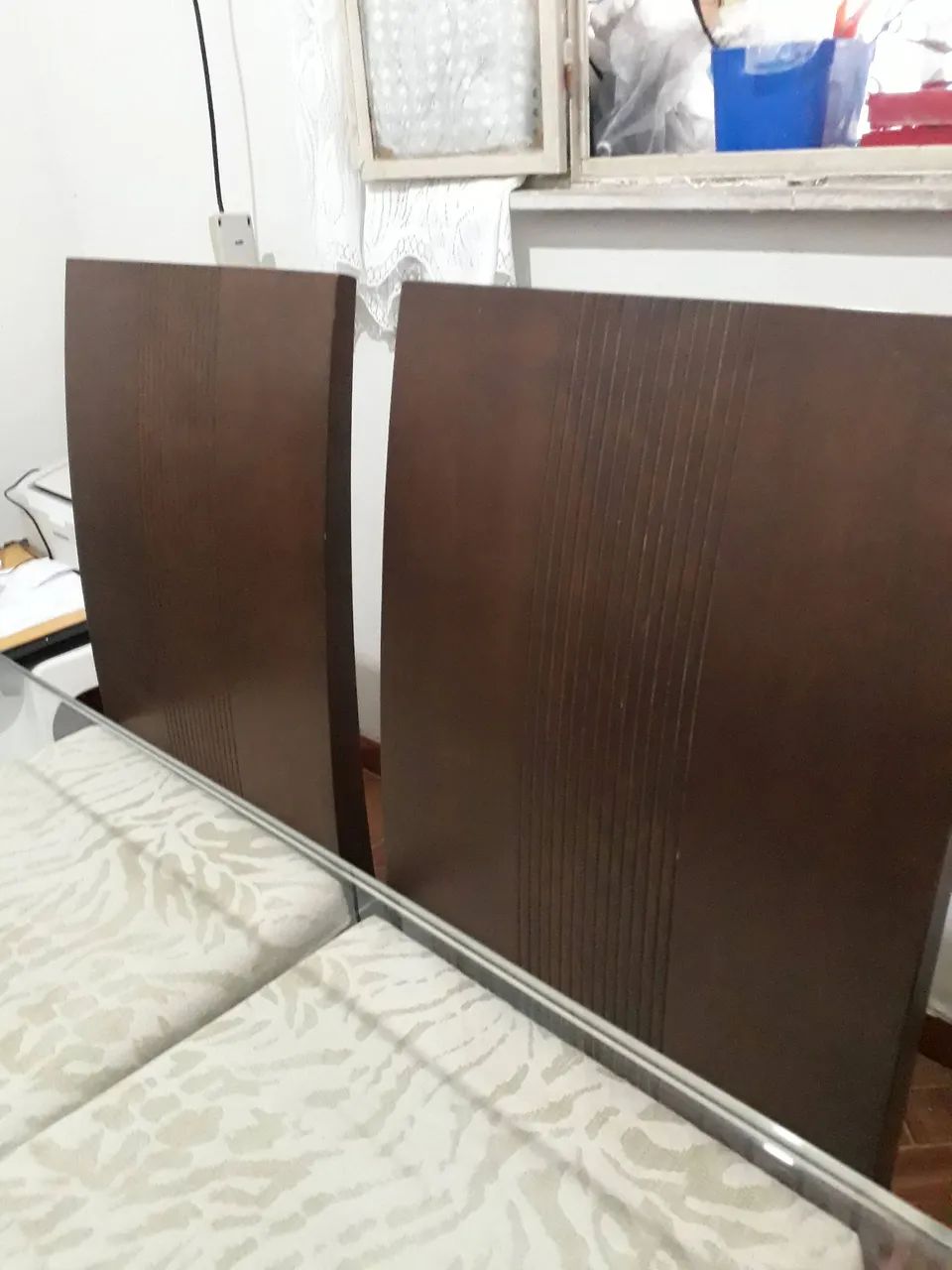 Mesa de jantar vidro com 8 cadeiras forradas - Foto 2