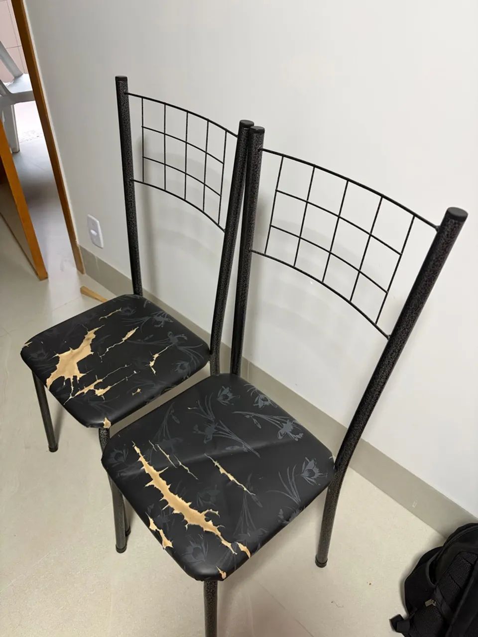 2 Cadeiras para mesa 