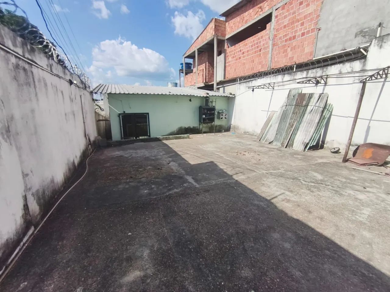 //Casa com garagem ampla e piscina no Tancredo Neves 