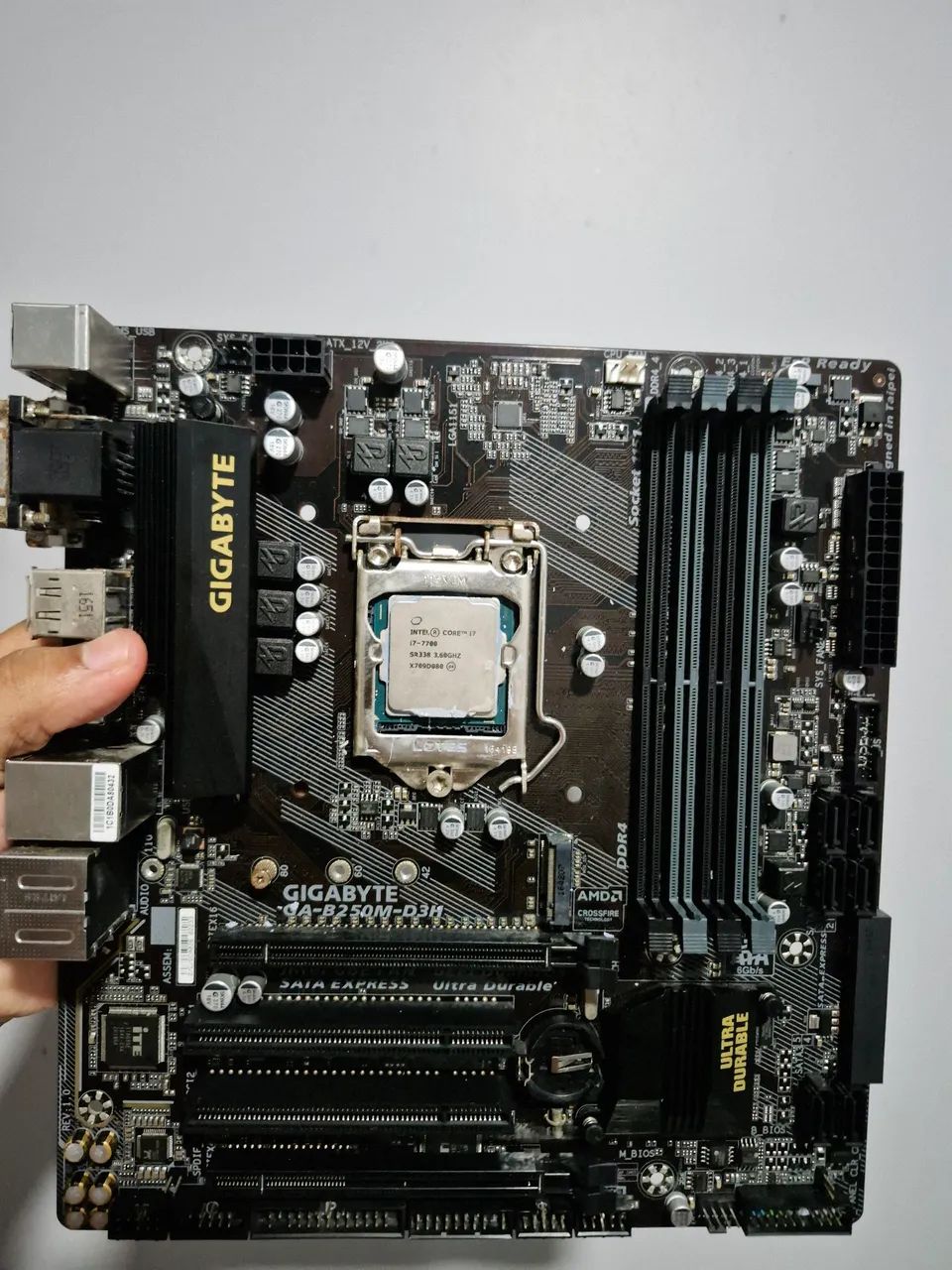 Kit i7-7700 + Placa-mãe com defeito - R$ 300 