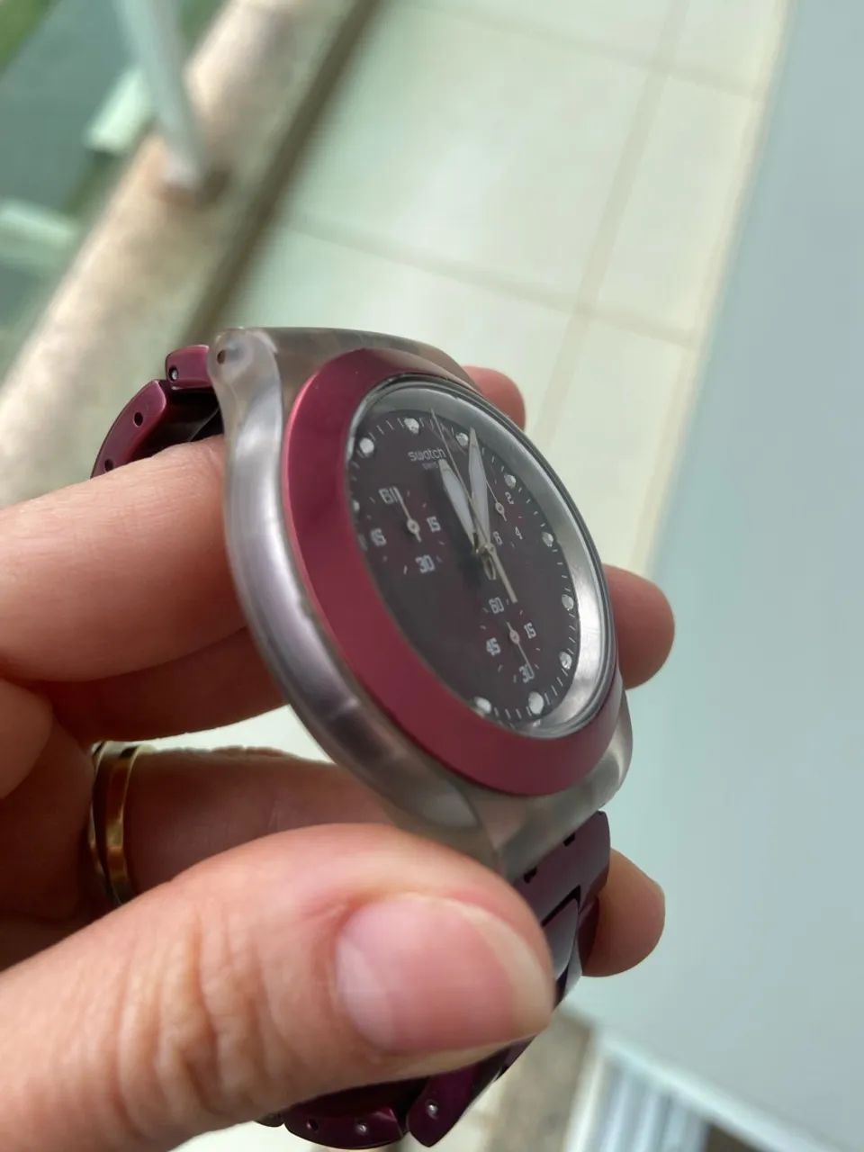 Relógio Swatch Vinho original (feminino) - Foto 3