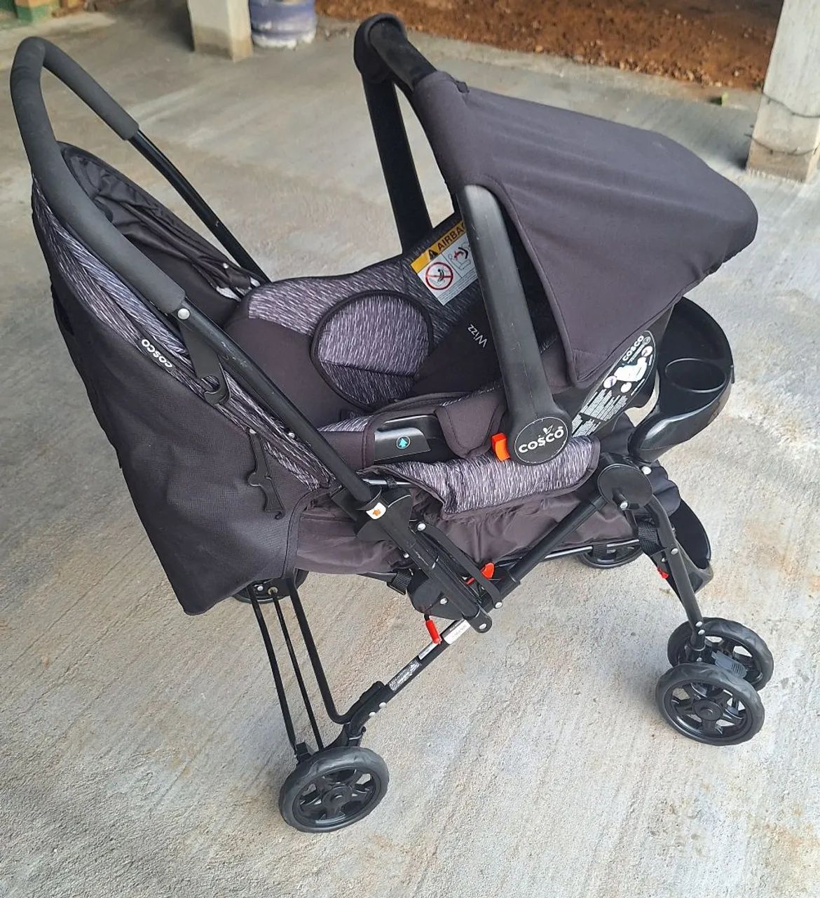 Carrinho e Bebê Conforto. 