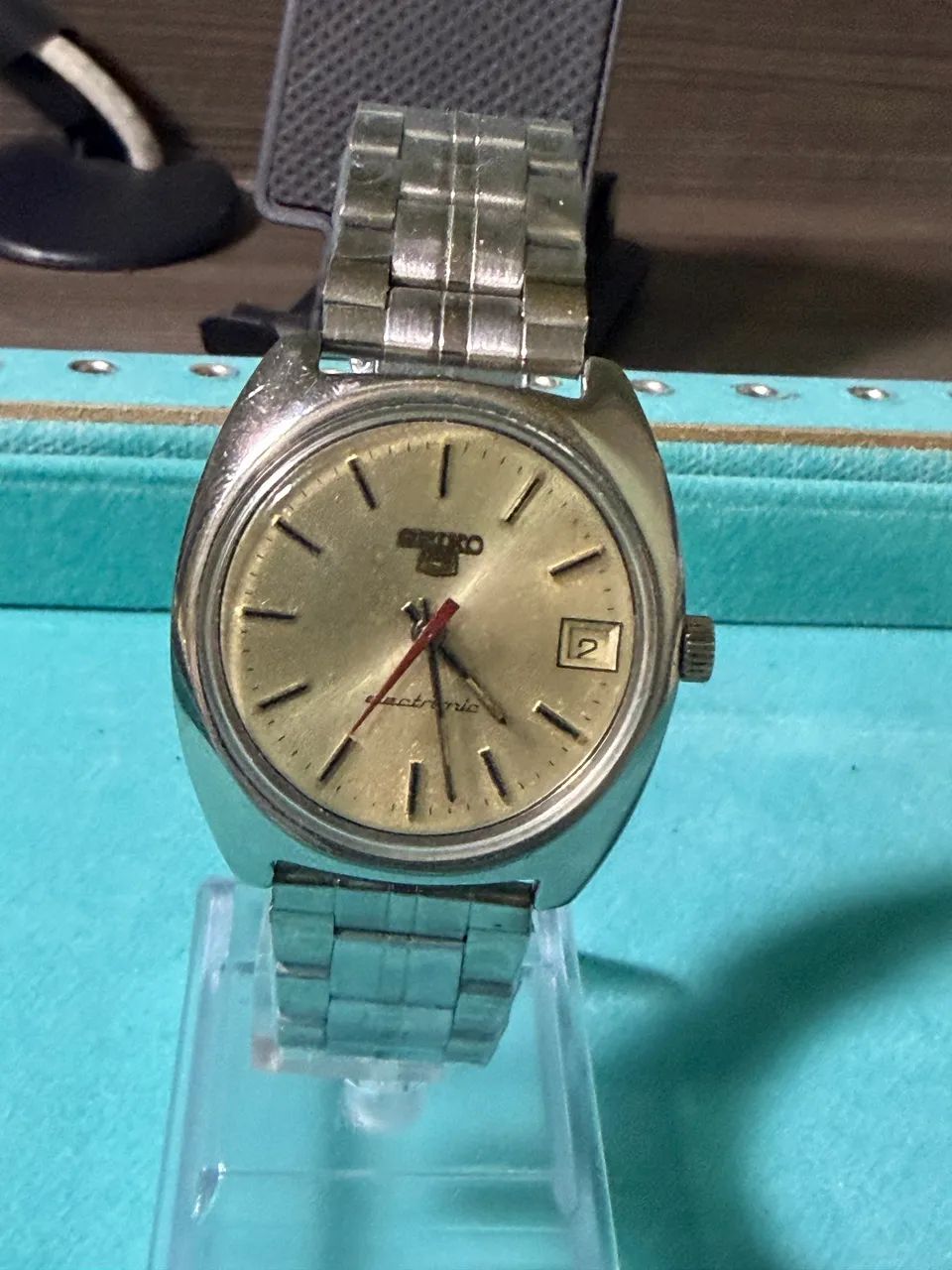 Seiko 5 Electronic - dourado com ponteiro vermelho - Foto 2