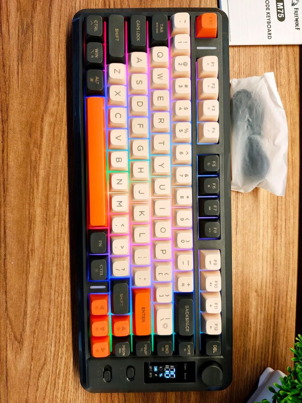 Teclado gamer sem fio freewolf com telinha  - Foto 5