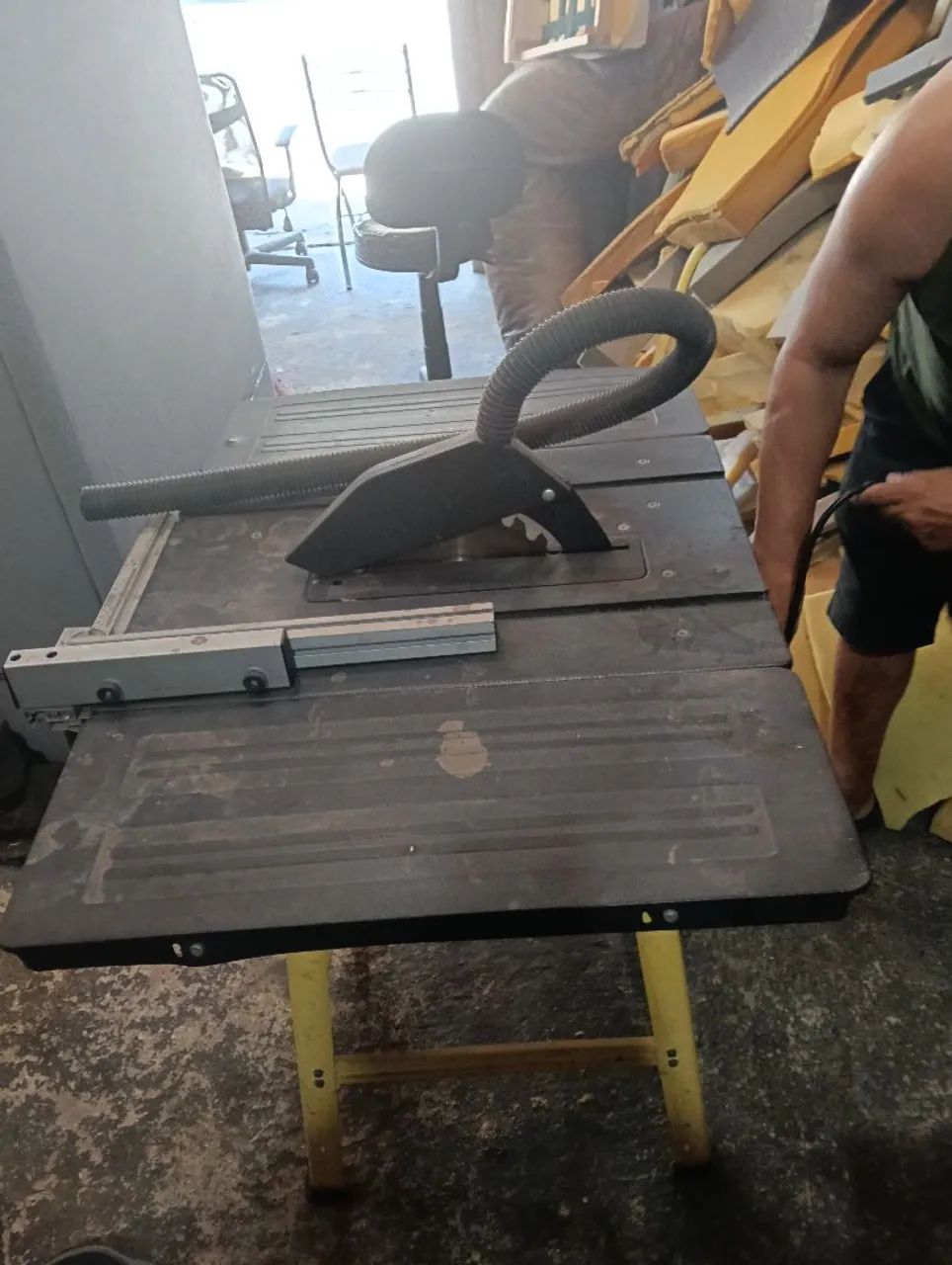 Serra com bancada 