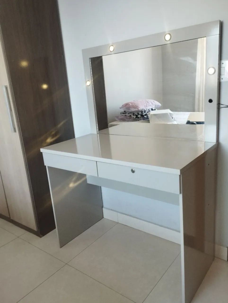 Mesinha / penteadeira com espelho 