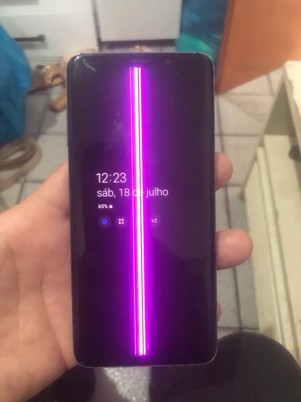 Celular Samsung s9+ com uma listra no meio mais funciona normal  - Foto 3