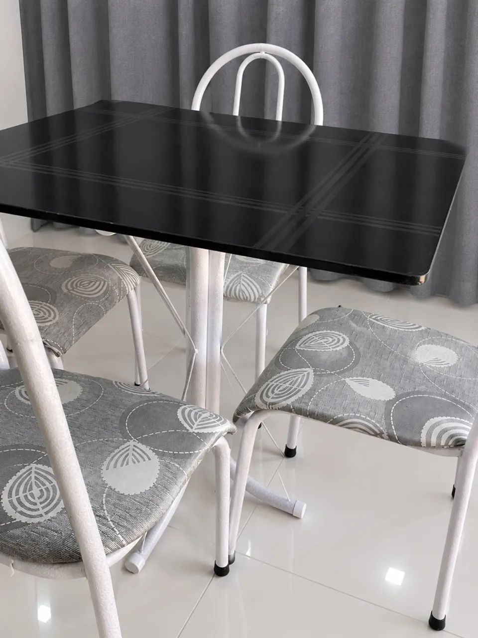 Mesa de mármore com 4 cadeiras  - Foto 2