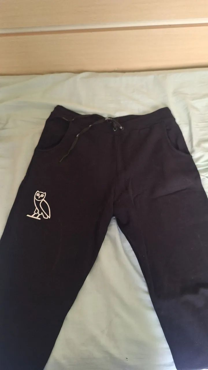 Calça moletom logo do Drake