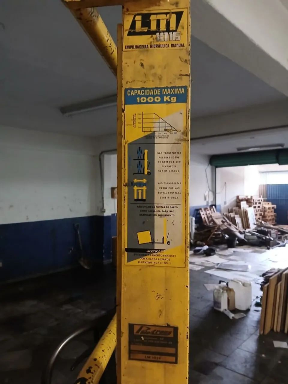 Empilhadeira manual.