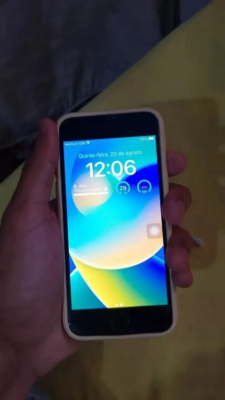 VENDO UM IPHONE SE NOVÍSSIMO 
