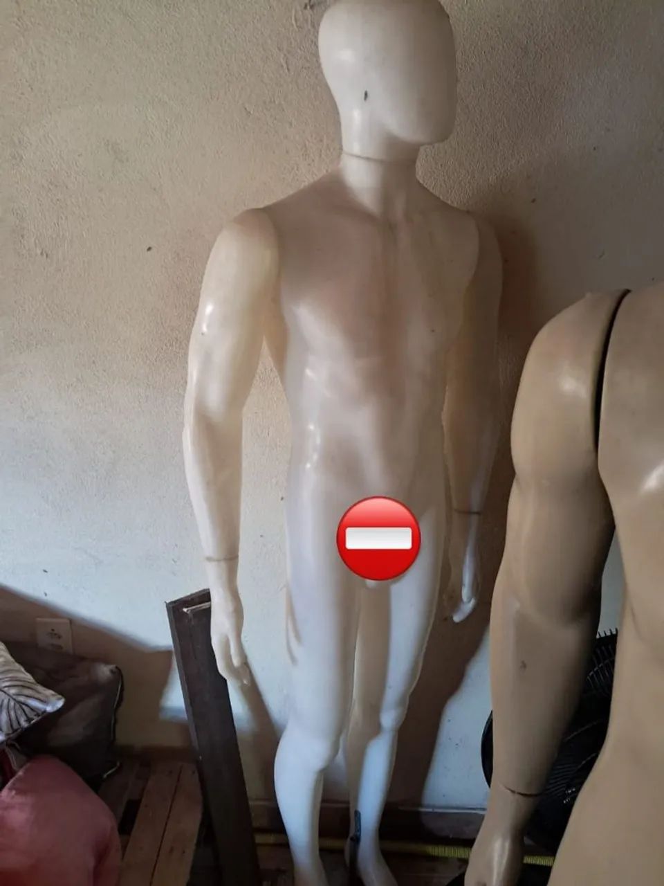 Dois manequins masculinos de corpo inteiro