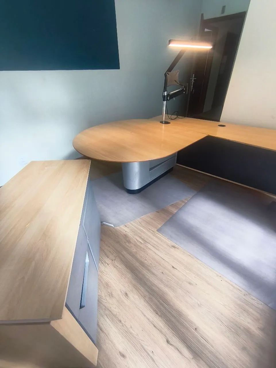 Mesa moderna com luminária