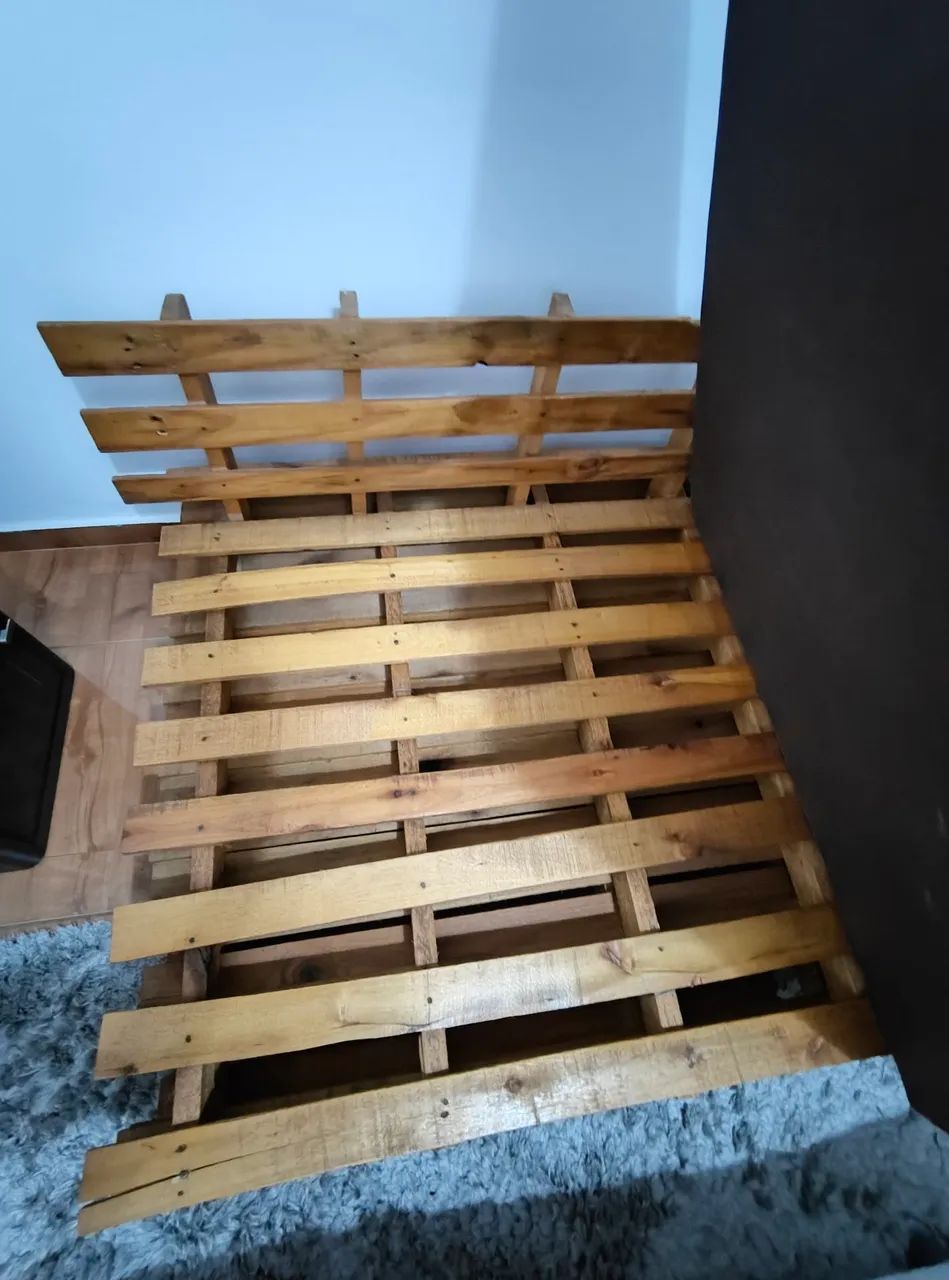 Sofá pallet envernizado com rodinhas e tecido Acqua block - Foto 3