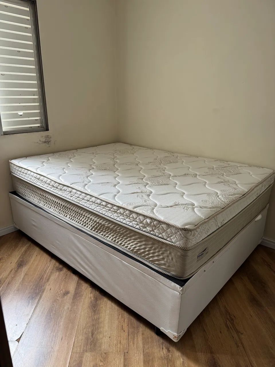 Vende-se Cama Casal com baú - Foto 3
