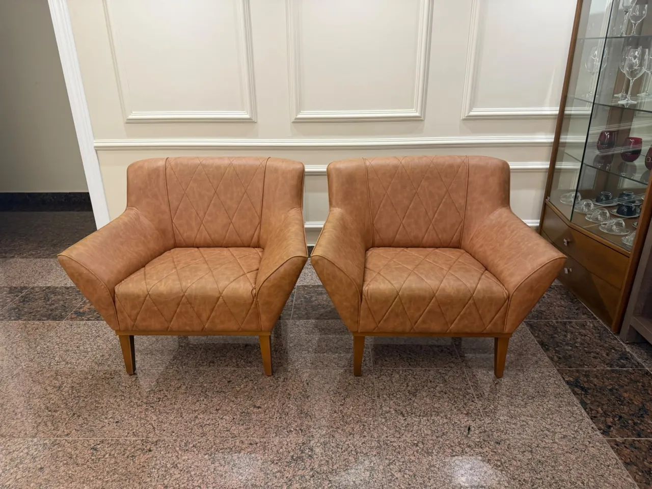 Par de Poltronas de Design Raiuga em Couro Sintético Caramelo