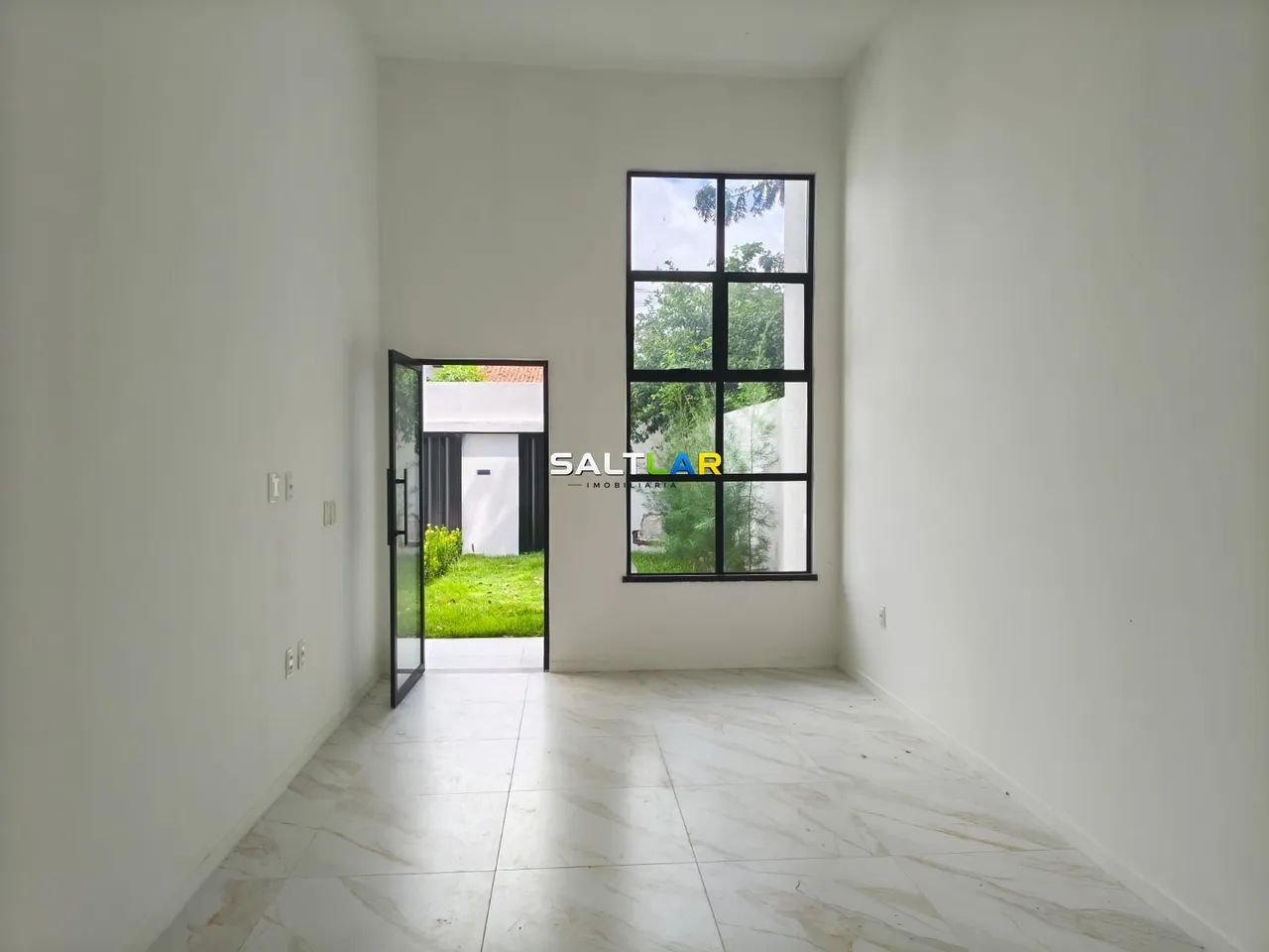 Casa plana com arquitetura moderna e pé direito elevado - Lagoa Redonda - Foto 3