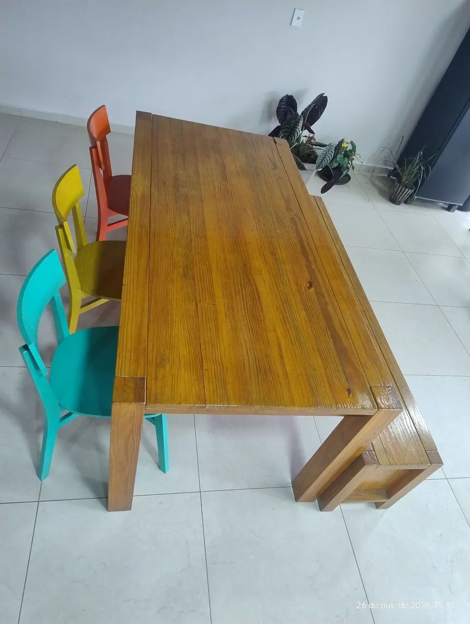 Mesa com 3 cadeiras e um banco com fino acabamento 