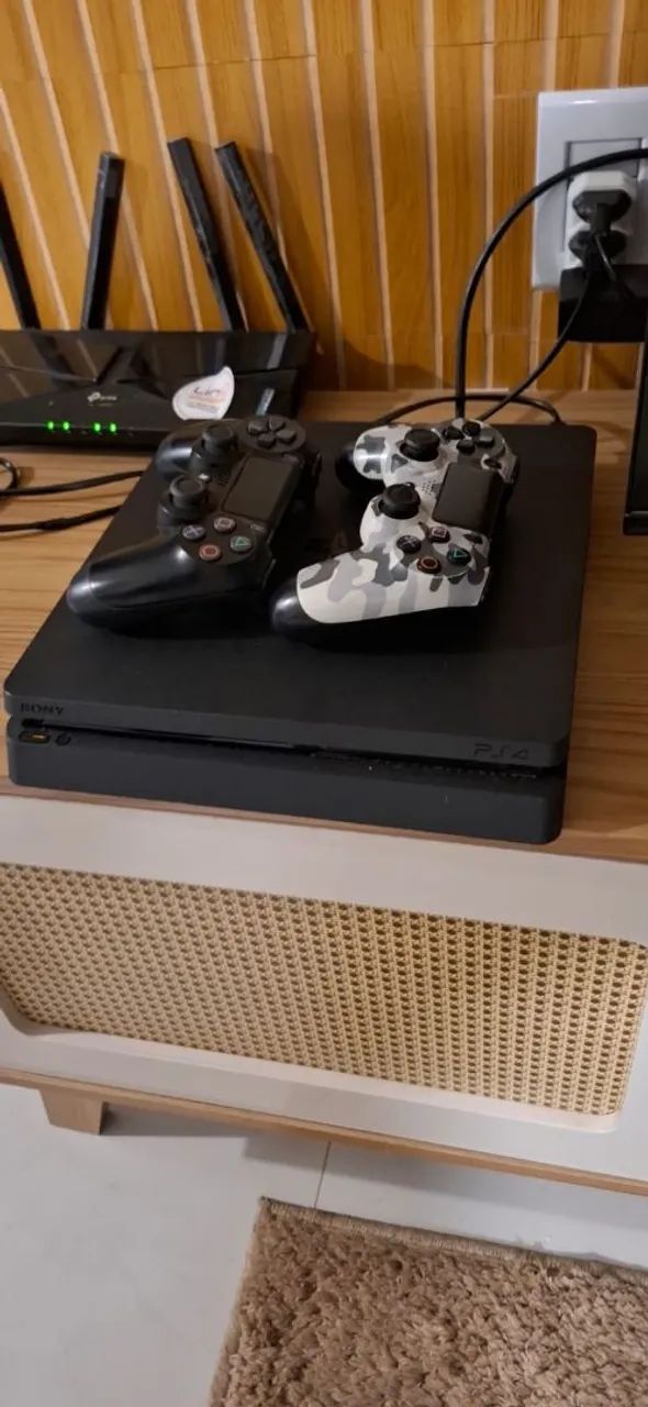 PS4 SLIM 1TB 2 CONTROLES