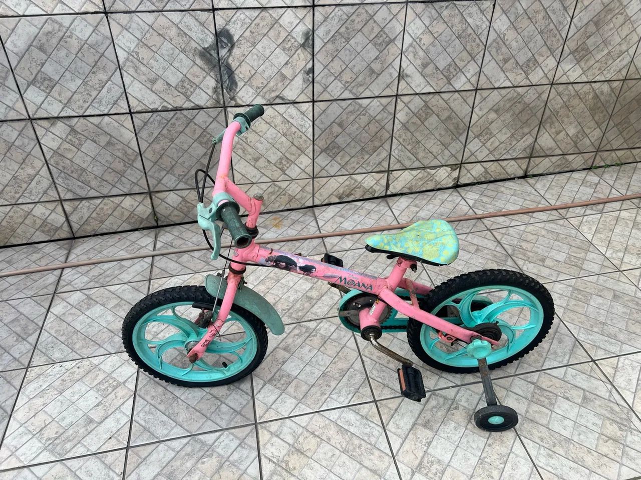 Bicicleta infantil verde e rosa 