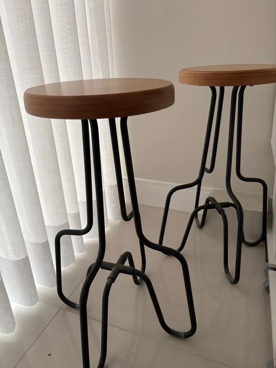 Banqueta de madeira com pé de ferro